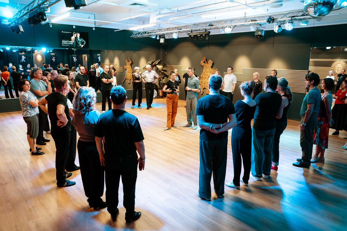 Workshop-Teilnehmer im Kreis um einen Trainer beim DANCEIMPERIAL Festival 2026, DANCEIMPERIAL Regensburg